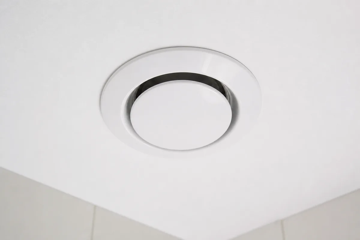 Bouche de ventilation installée au plafond d&rsquo;une pièce rénovée